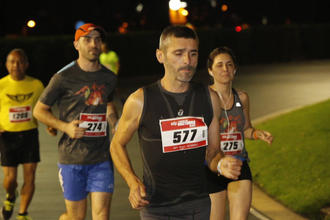 Una multitud de corredores recorrieron las calles de la ciudad iluminándola a cada zancada.