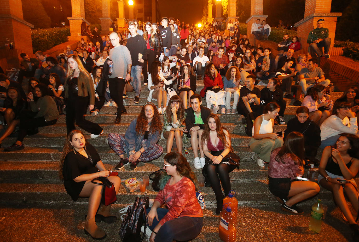 Miles de ovetenses acudieron al parque de Invierno para cumplir con la tradición y disfrutar a medianoche de 4.327 unidades de pirotecnia.