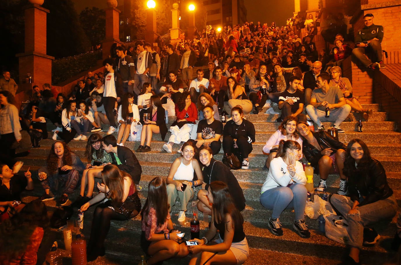 Miles de ovetenses acudieron al parque de Invierno para cumplir con la tradición y disfrutar a medianoche de 4.327 unidades de pirotecnia.