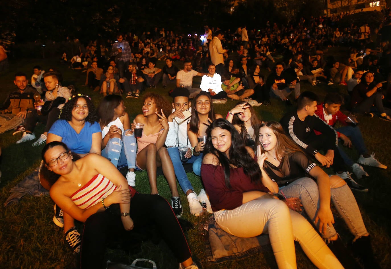 Miles de ovetenses acudieron al parque de Invierno para cumplir con la tradición y disfrutar a medianoche de 4.327 unidades de pirotecnia.