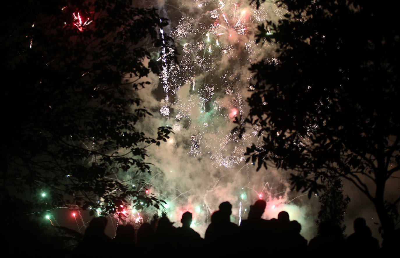 Miles de ovetenses acudieron al parque de Invierno para cumplir con la tradición y disfrutar a medianoche de 4.327 unidades de pirotecnia.