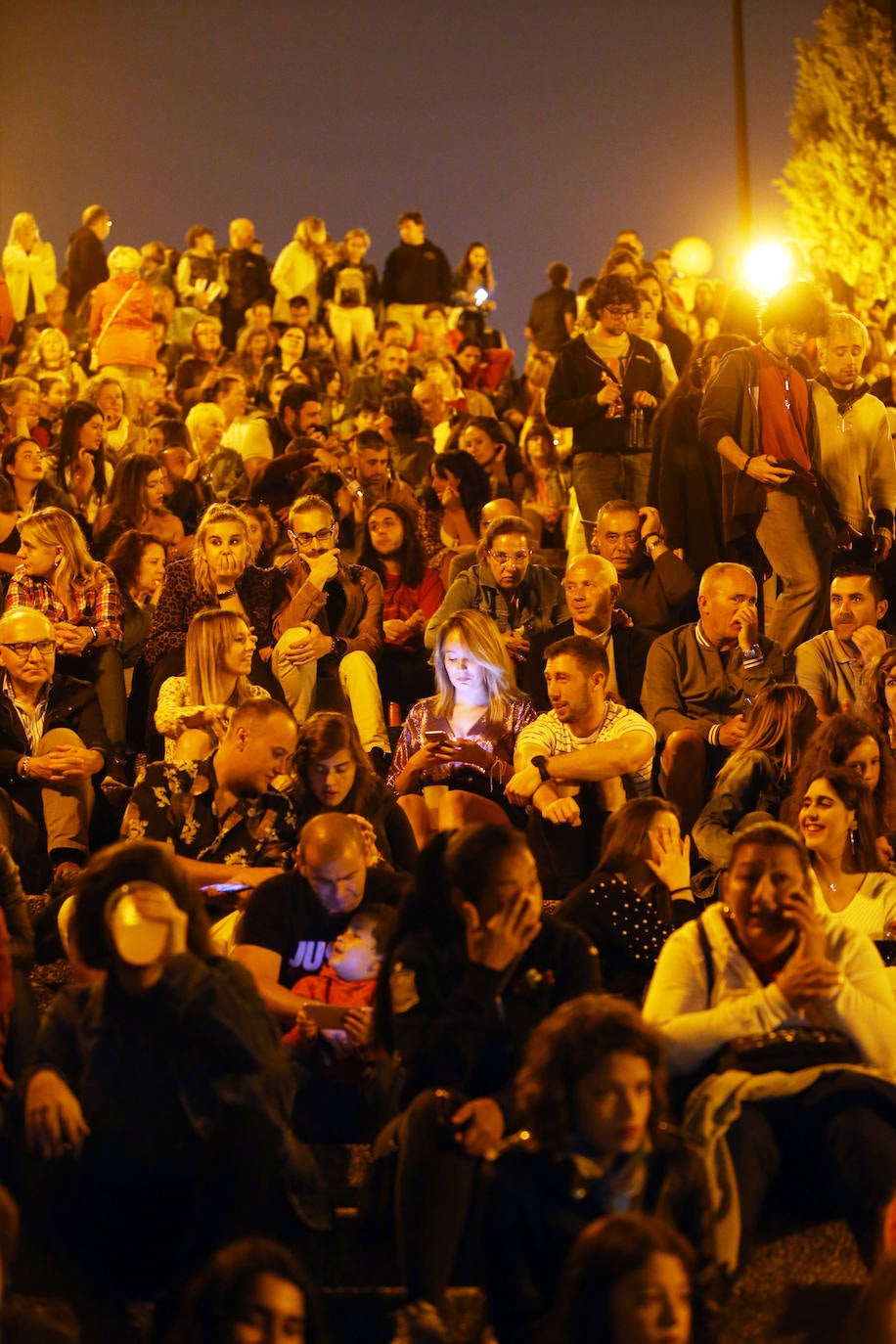 Miles de ovetenses acudieron al parque de Invierno para cumplir con la tradición y disfrutar a medianoche de 4.327 unidades de pirotecnia.
