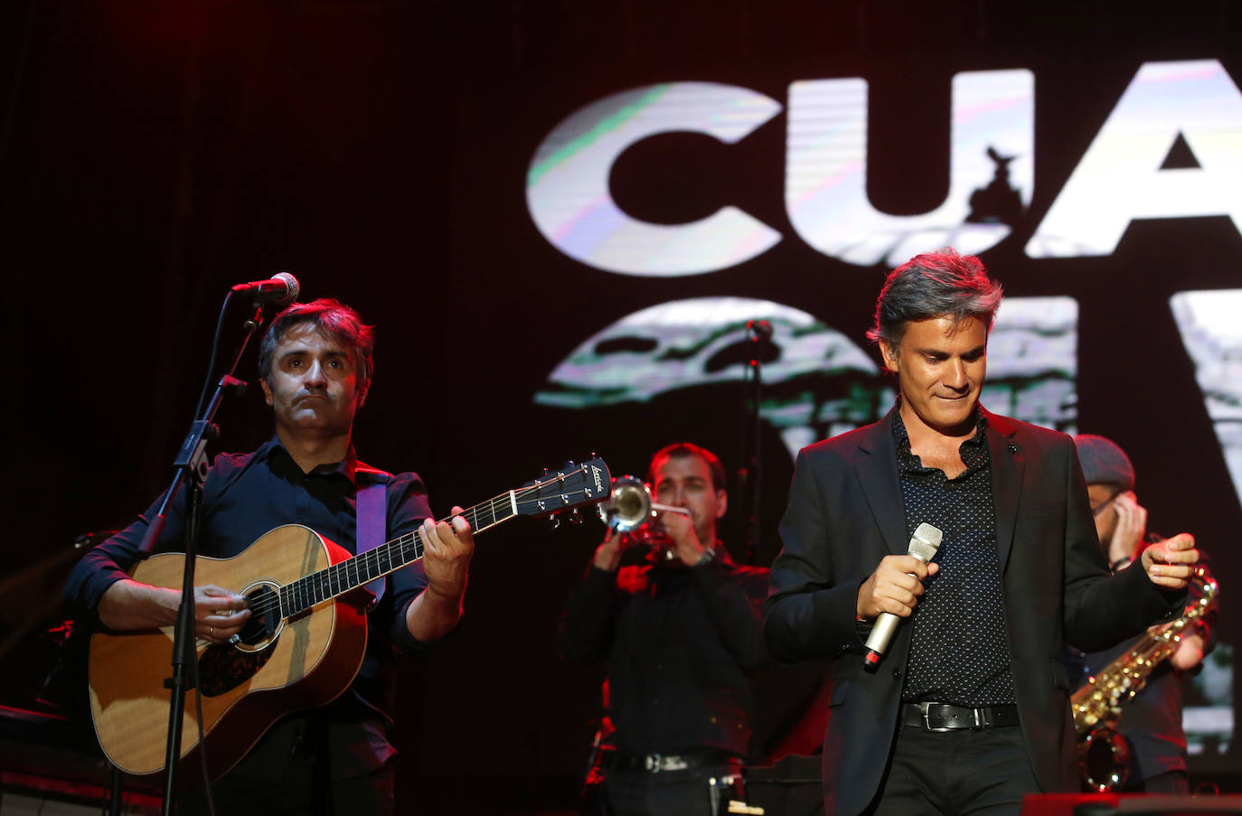 El cantante ofreció un concierto en el día grande de las fiestas de Oviedo