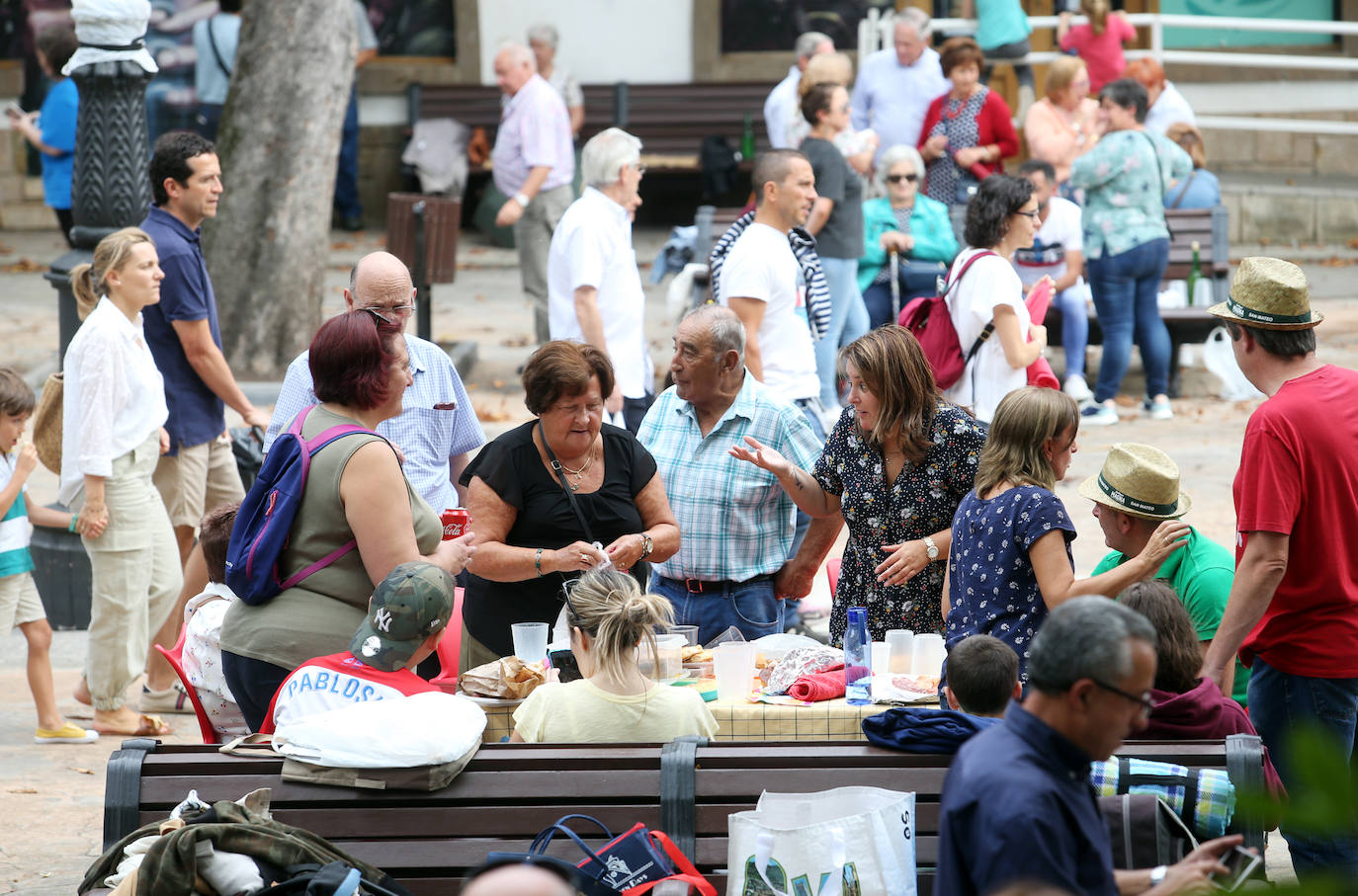 La Sociedad Ovetense de Festejos repartió cerca de 4.000 raciones junto a sus respectivas botellas de vino.