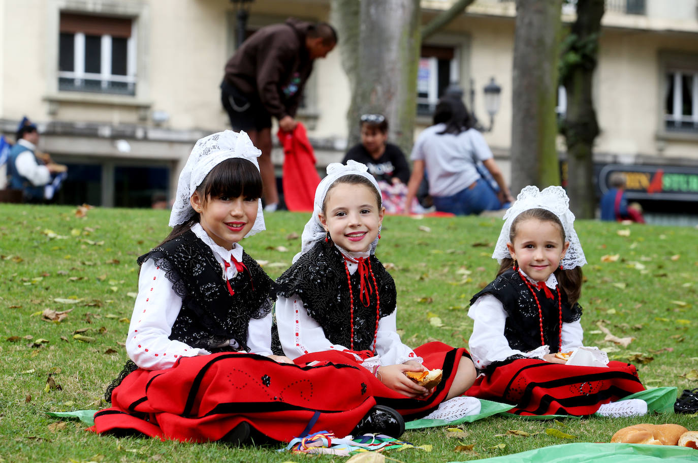 La Sociedad Ovetense de Festejos repartió cerca de 4.000 raciones junto a sus respectivas botellas de vino.