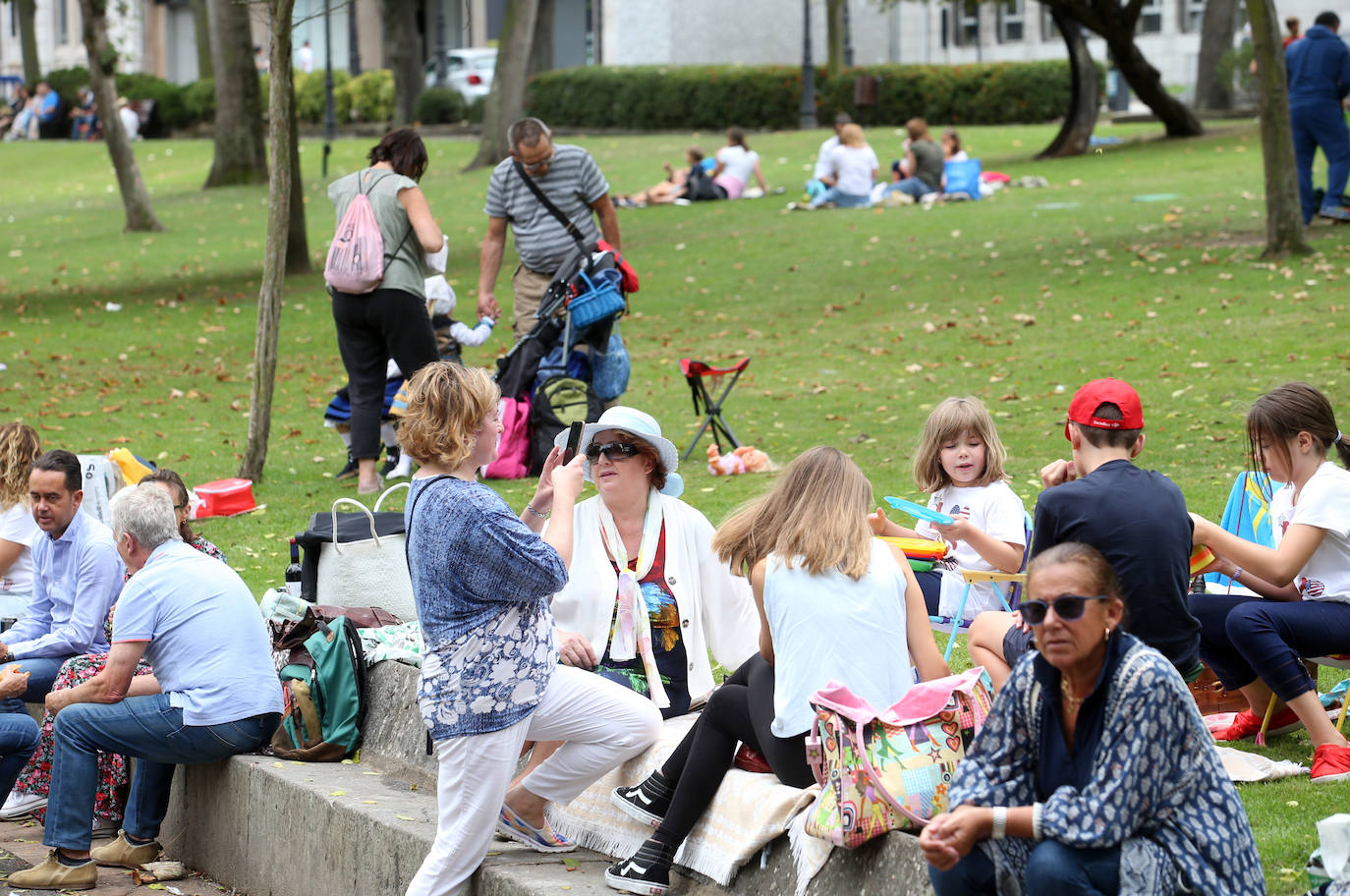 La Sociedad Ovetense de Festejos repartió cerca de 4.000 raciones junto a sus respectivas botellas de vino.