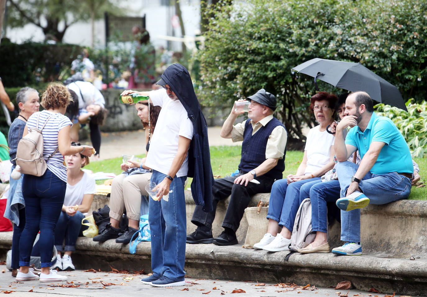 La Sociedad Ovetense de Festejos repartió cerca de 4.000 raciones junto a sus respectivas botellas de vino.