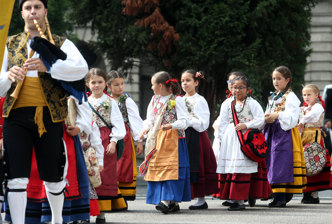 La Sociedad Ovetense de Festejos repartió cerca de 4.000 raciones junto a sus respectivas botellas de vino.