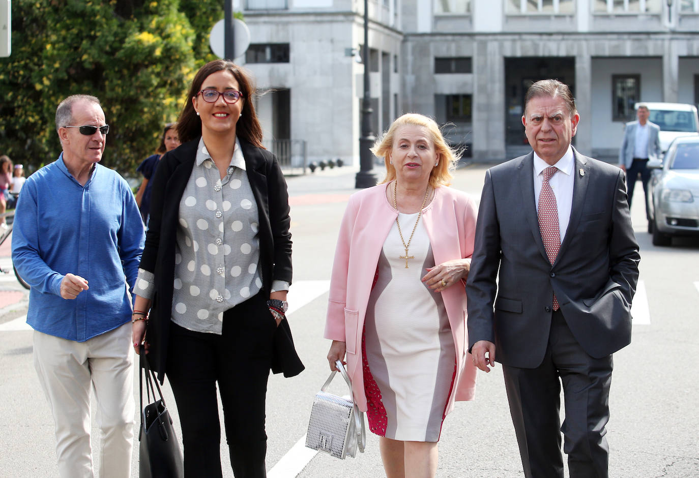 La Sociedad Ovetense de Festejos repartió cerca de 4.000 raciones junto a sus respectivas botellas de vino.