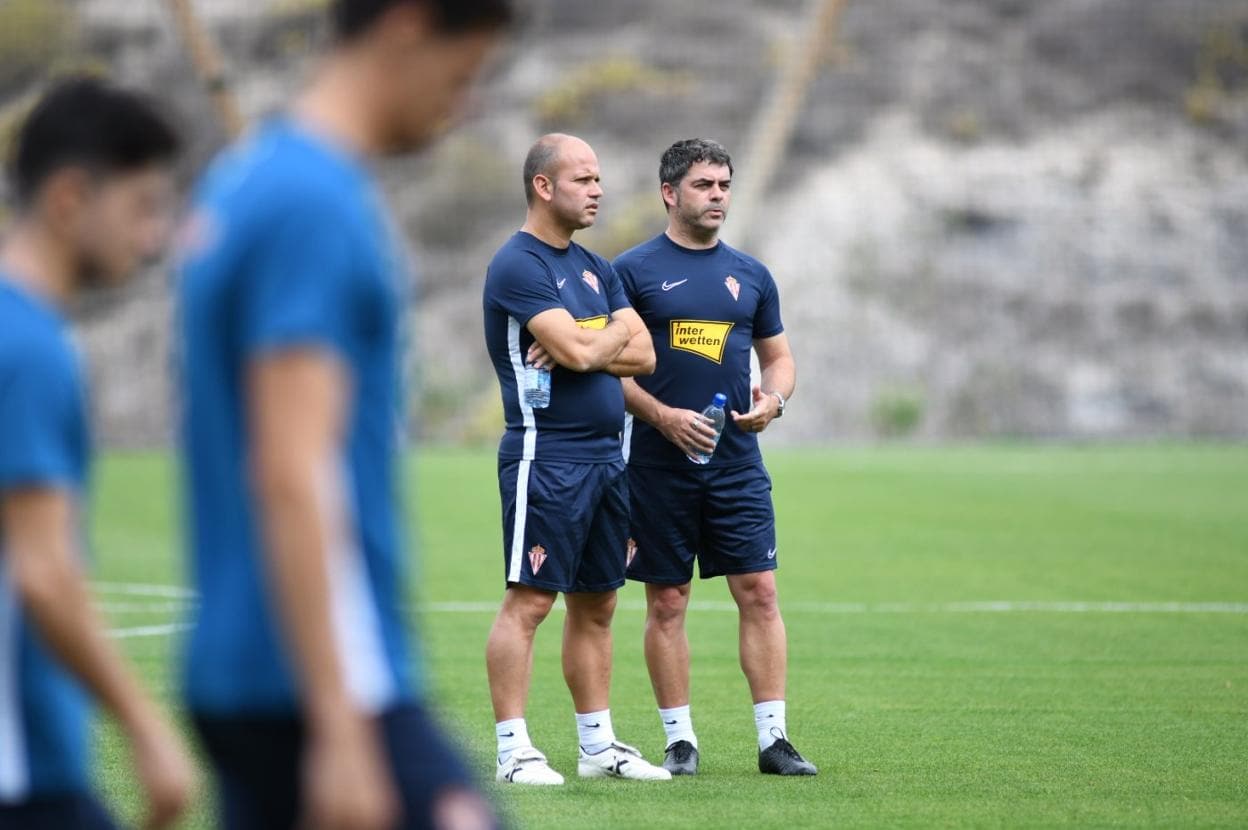 José Alberto conversa con el 'coach' Arturo Martínez durante el entrenamiento de ayer. 