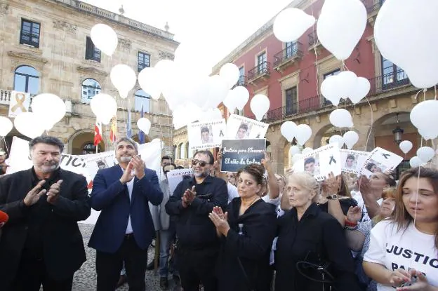 Juan José Cortés, segundo por la izquierda, junto a la familia del joven, durante la suelta de globos blancos celebrada en su recuerdo por la mañana, en la plaza Mayor. 