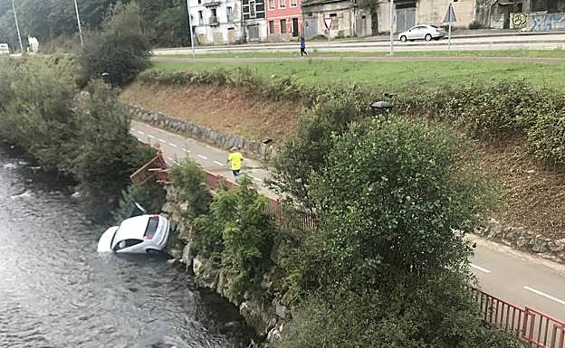 El coche, en el río, circulaba por la carretera que se ve en la parte superior de la imagen.