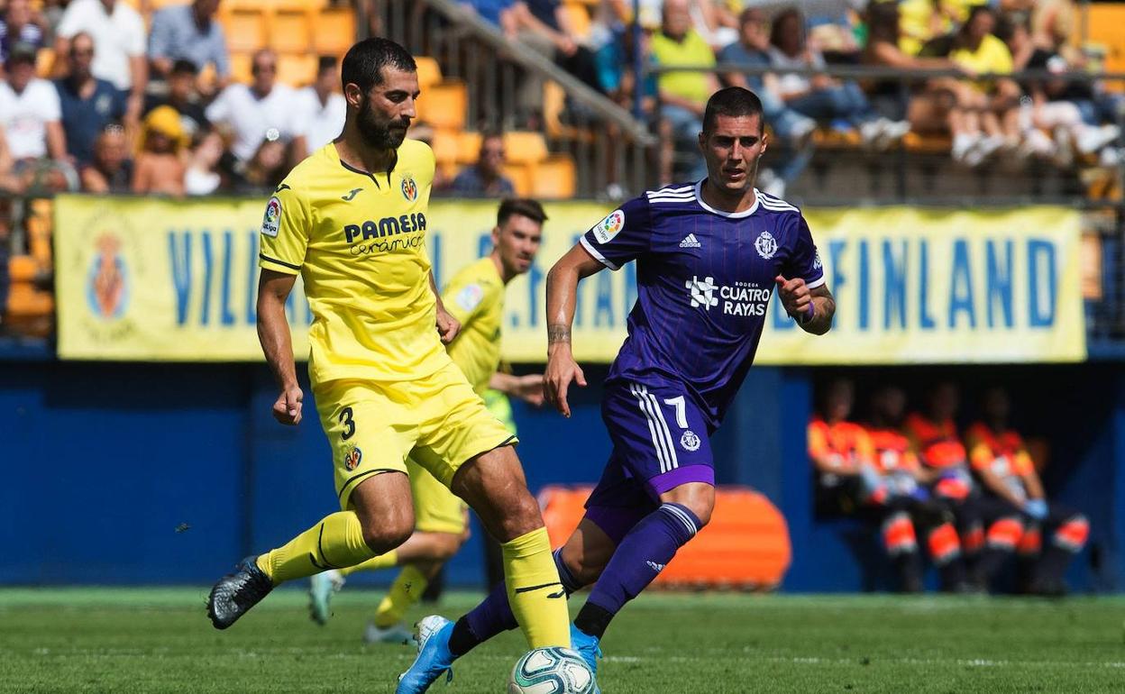 Albiol y Guardiola pugnas por el balón en el partido entre el Villareal y el Valladolid.