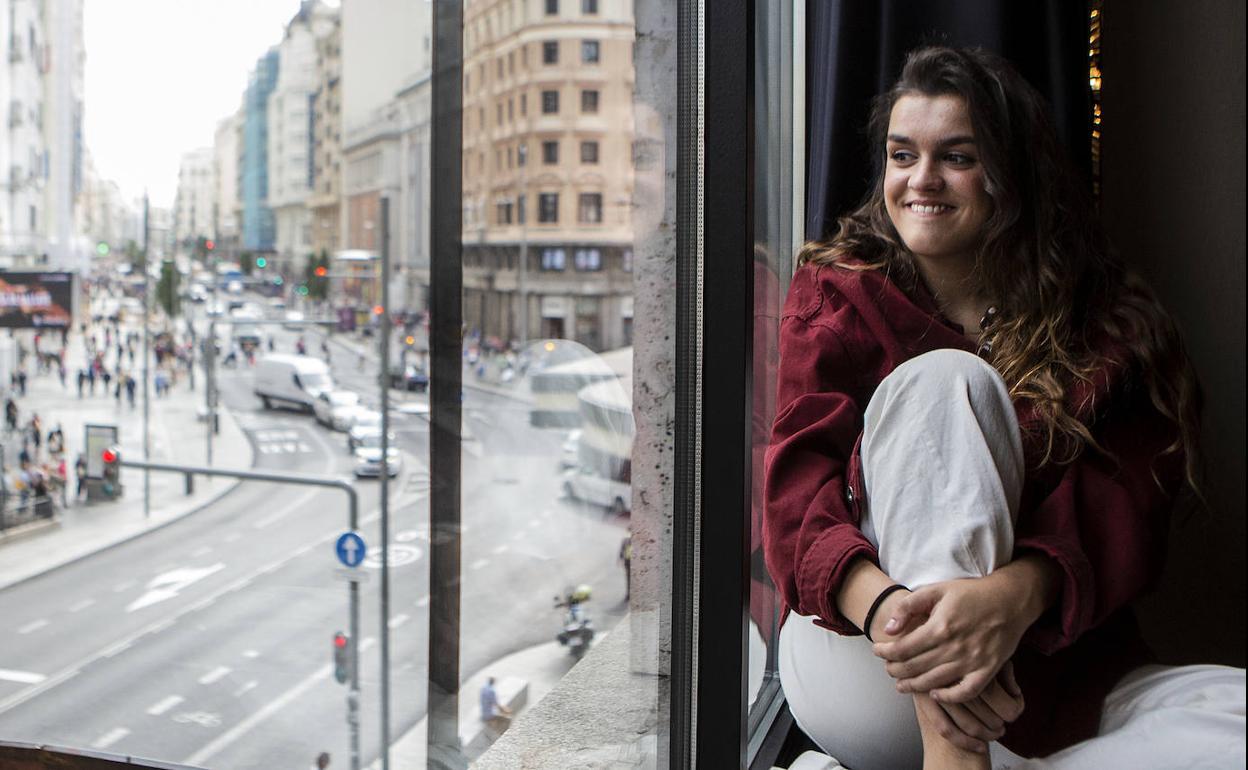 Amaia Romero, observa la Gran Vía madrileña desde la ventana de un hotel.