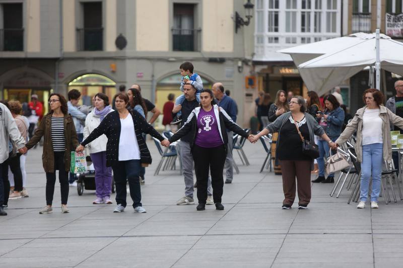 Asturias celebró movilizaciones feministas al grito de «ni una menos», «vivas nos queremos» y «basta ya de violencia patriarcal». Decenas de personas, la mayoría mujeres, recorrieron las calles de Oviedo, Avilés y Piedras Blancas, uniéndose así a la movilización internacional #EmergenciaFeminista.