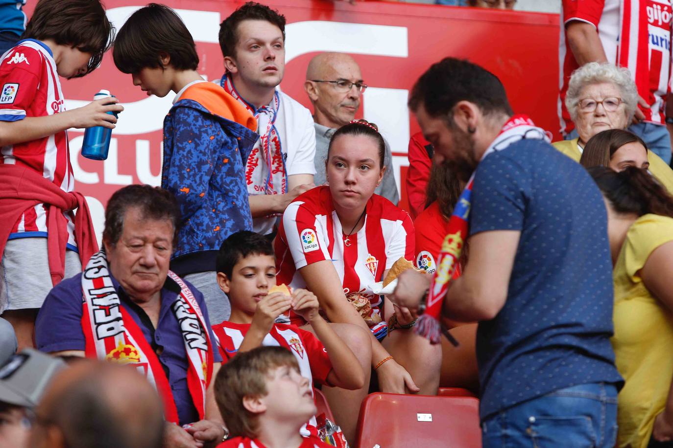 ¿Estuviste en el Sporting 1-1 Racing? ¡Búscate! (1)