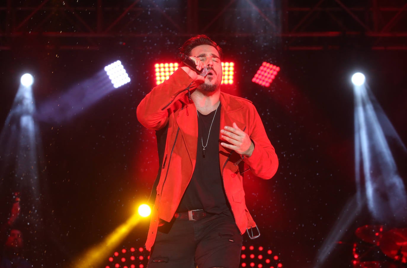 El directo del cantante cántabro era uno de los más esperados de las fiestas de San Mateo, algo que se notó por la gran afluencia de público.