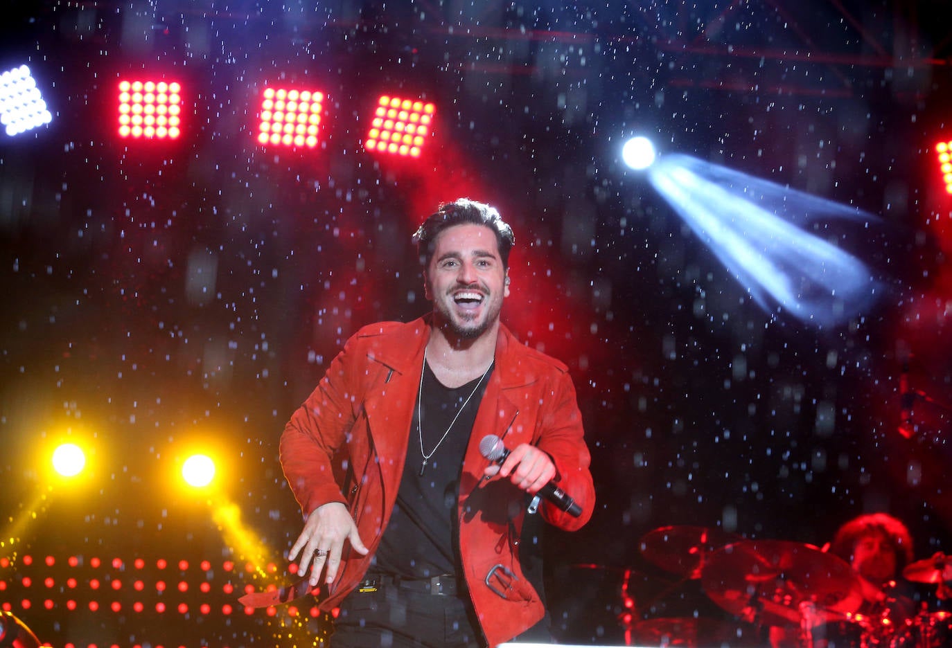 El directo del cantante cántabro era uno de los más esperados de las fiestas de San Mateo, algo que se notó por la gran afluencia de público.