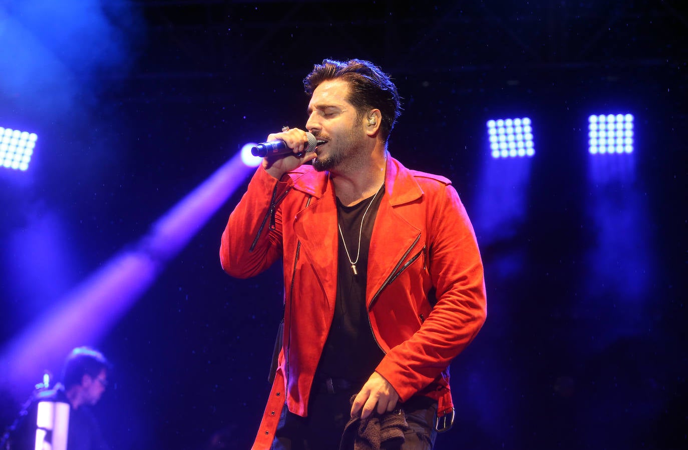 El directo del cantante cántabro era uno de los más esperados de las fiestas de San Mateo, algo que se notó por la gran afluencia de público.