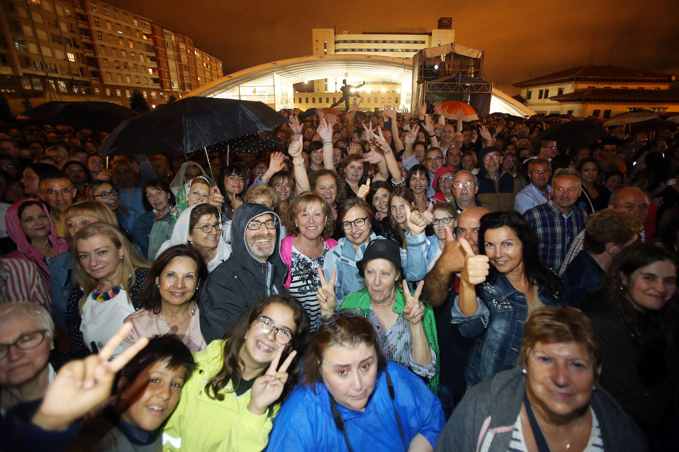 El directo del cantante cántabro era uno de los más esperados de las fiestas de San Mateo, algo que se notó por la gran afluencia de público.