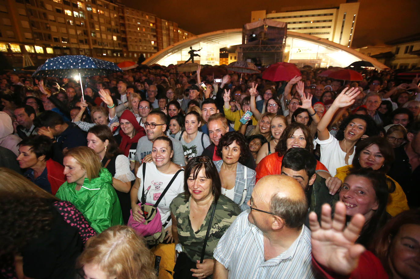 El directo del cantante cántabro era uno de los más esperados de las fiestas de San Mateo, algo que se notó por la gran afluencia de público.