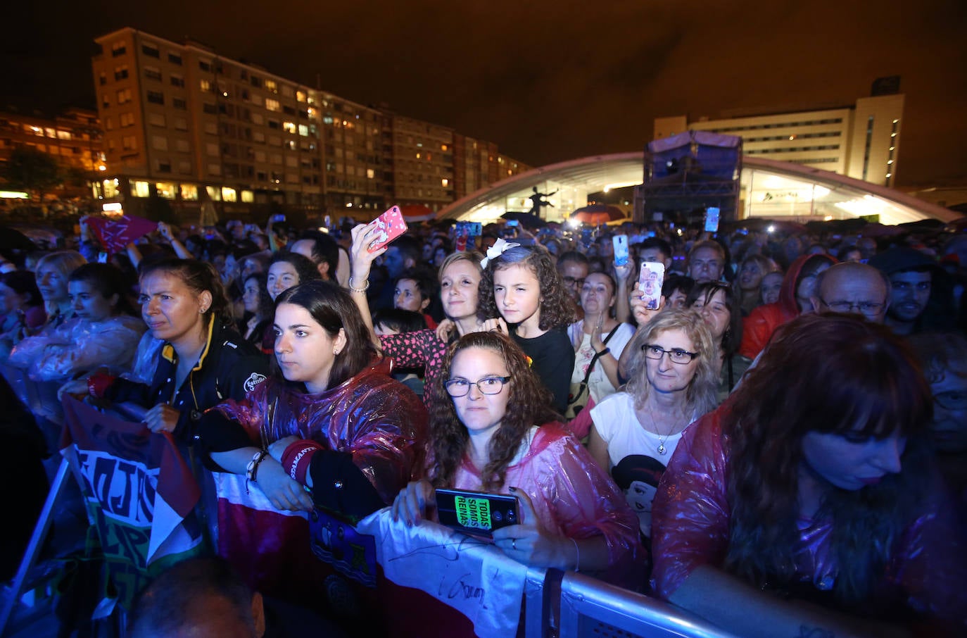 El directo del cantante cántabro era uno de los más esperados de las fiestas de San Mateo, algo que se notó por la gran afluencia de público.