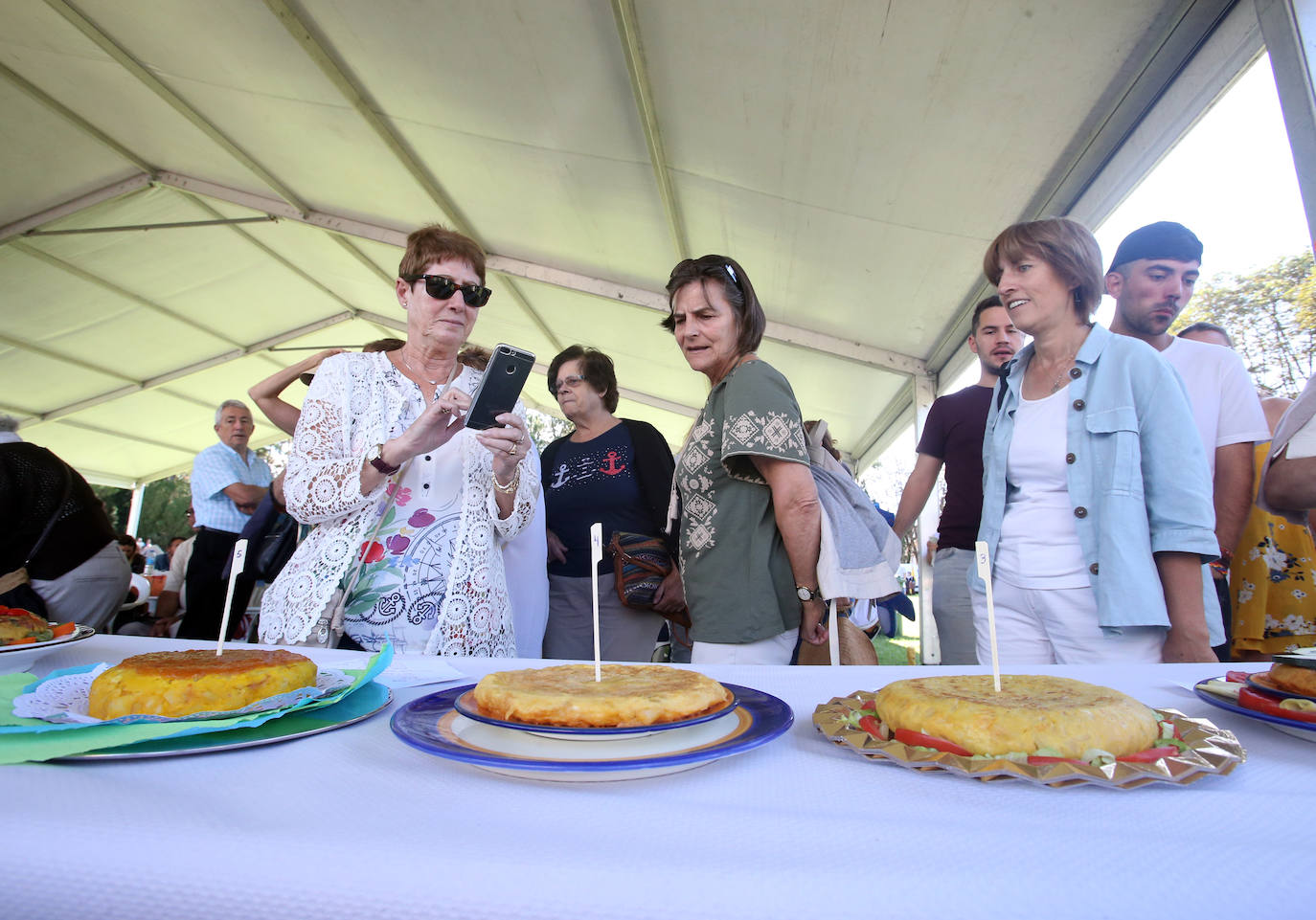 Oviedo disfrutó de una jornada soleada para cumplir con la tradición.