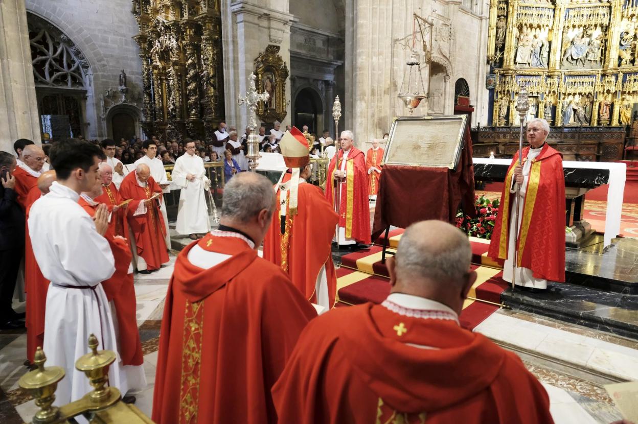 El arzobispo durante la bendición con el Santo Sudario. 
