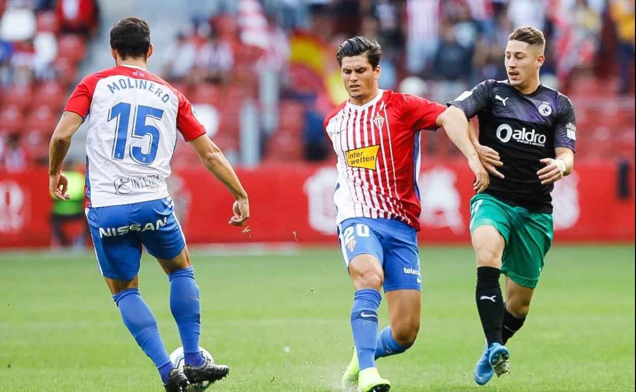 Encuentro disputado entre el Sporting y el Racing en El Molinón. 