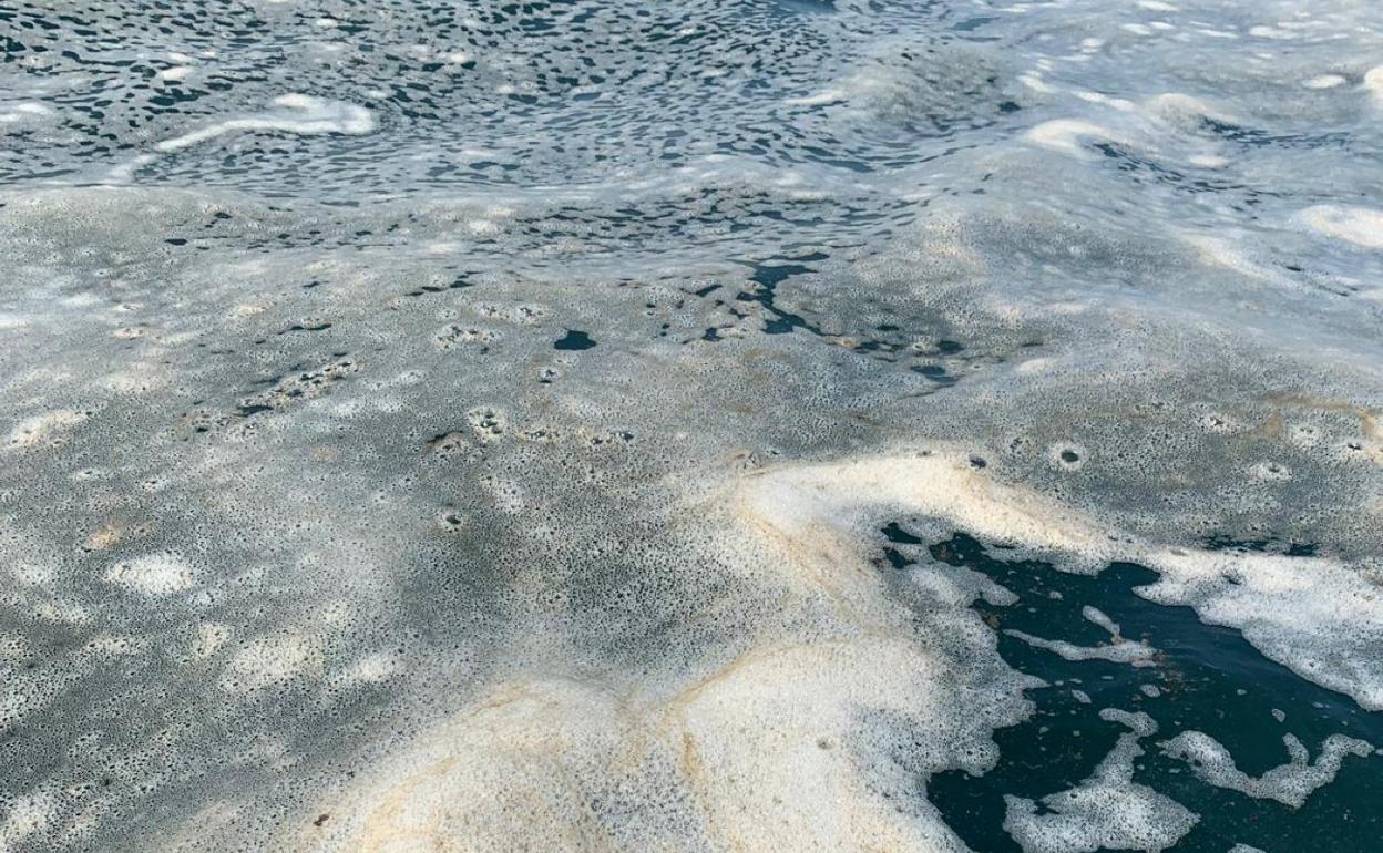 Mancha registrada la semana pasada en la costa gijonesa. 