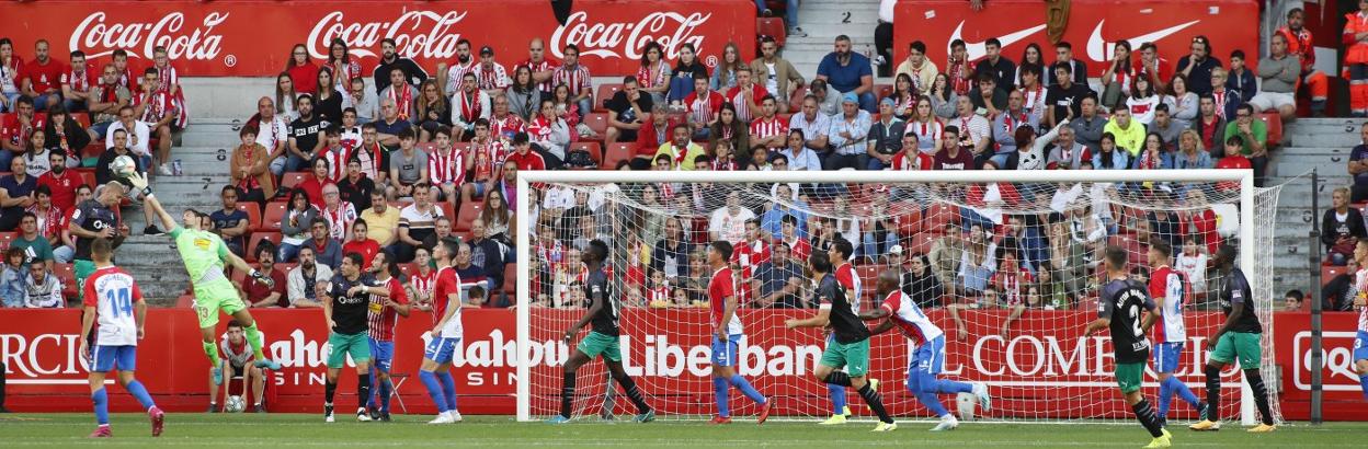 Mariño despeja un centro al área, con David Rodríguez vigilado por Molinero. 