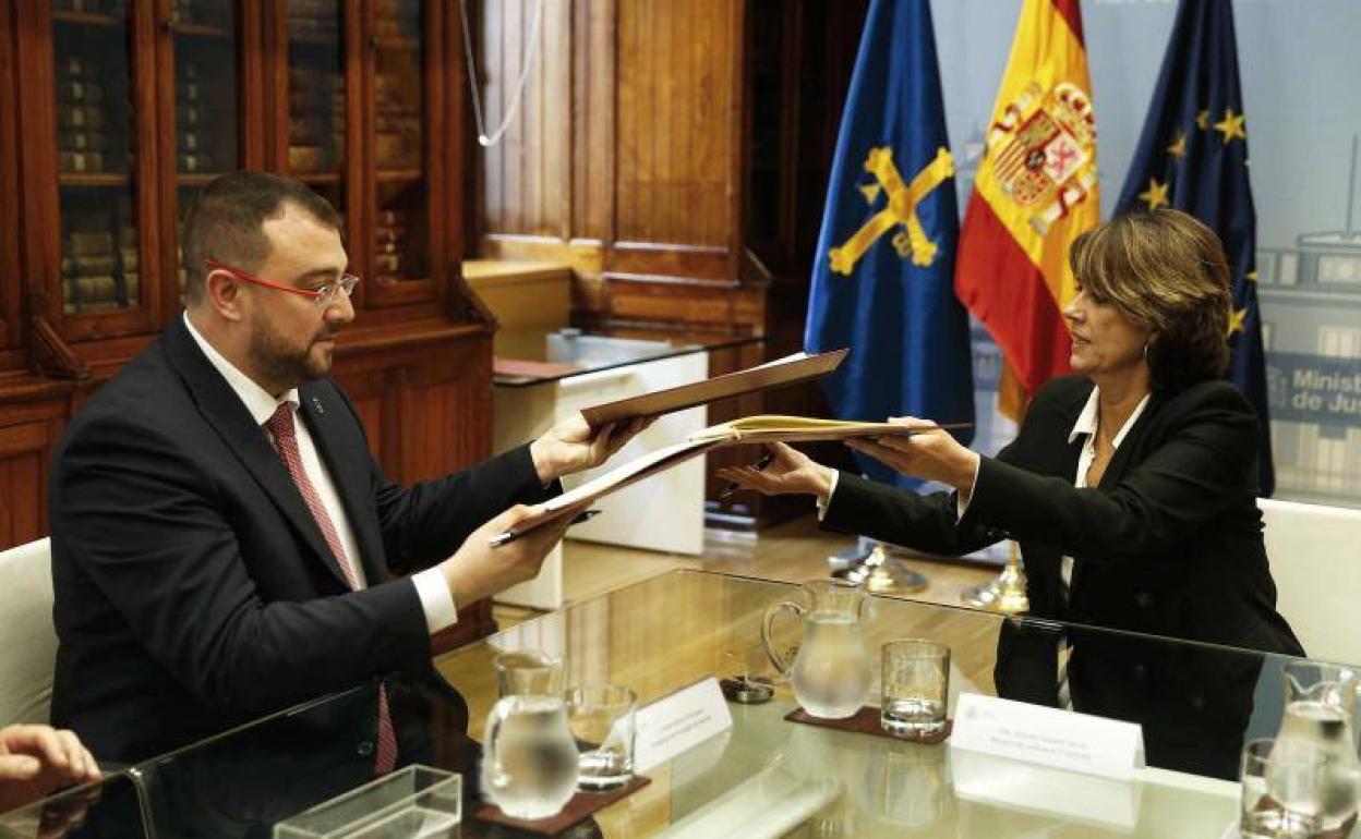 Adrián Barbón y Dolores Delgado durante la firma del convenio en el Ministerio de Justicia. 