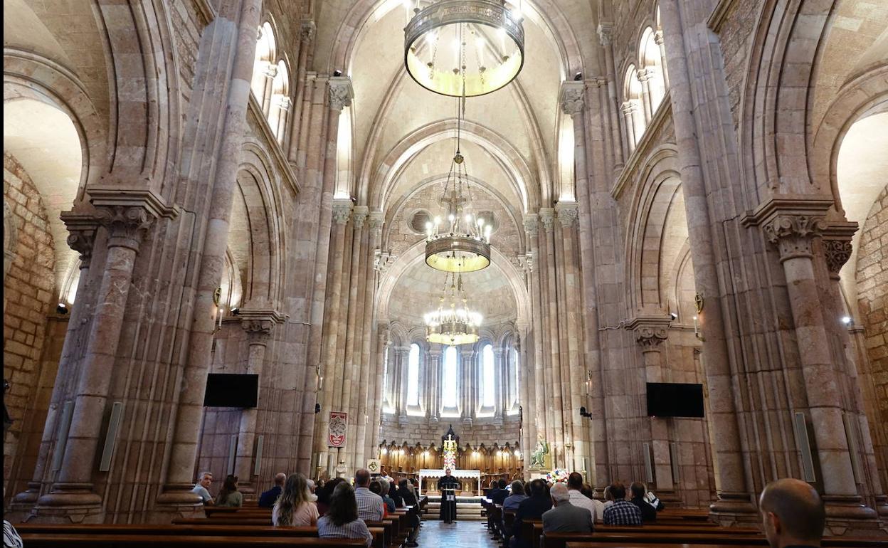 La basílica de Covadonga estrena iluminación