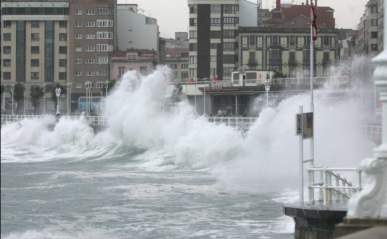 Asturias, en alerta por olas de hasta cinco metros