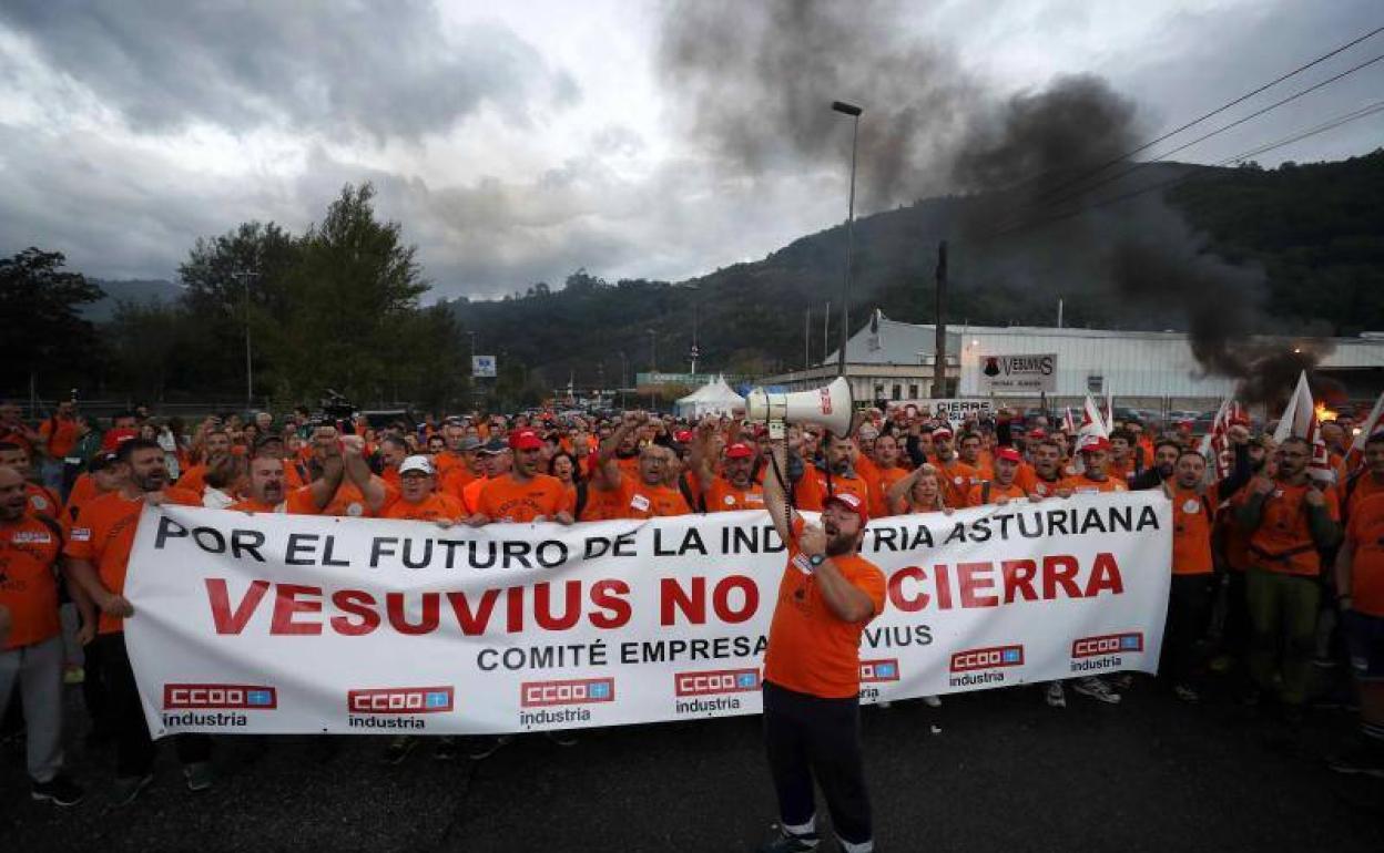 Trabajadores de Vesuvius durante la marcha hacia Oviedo. 