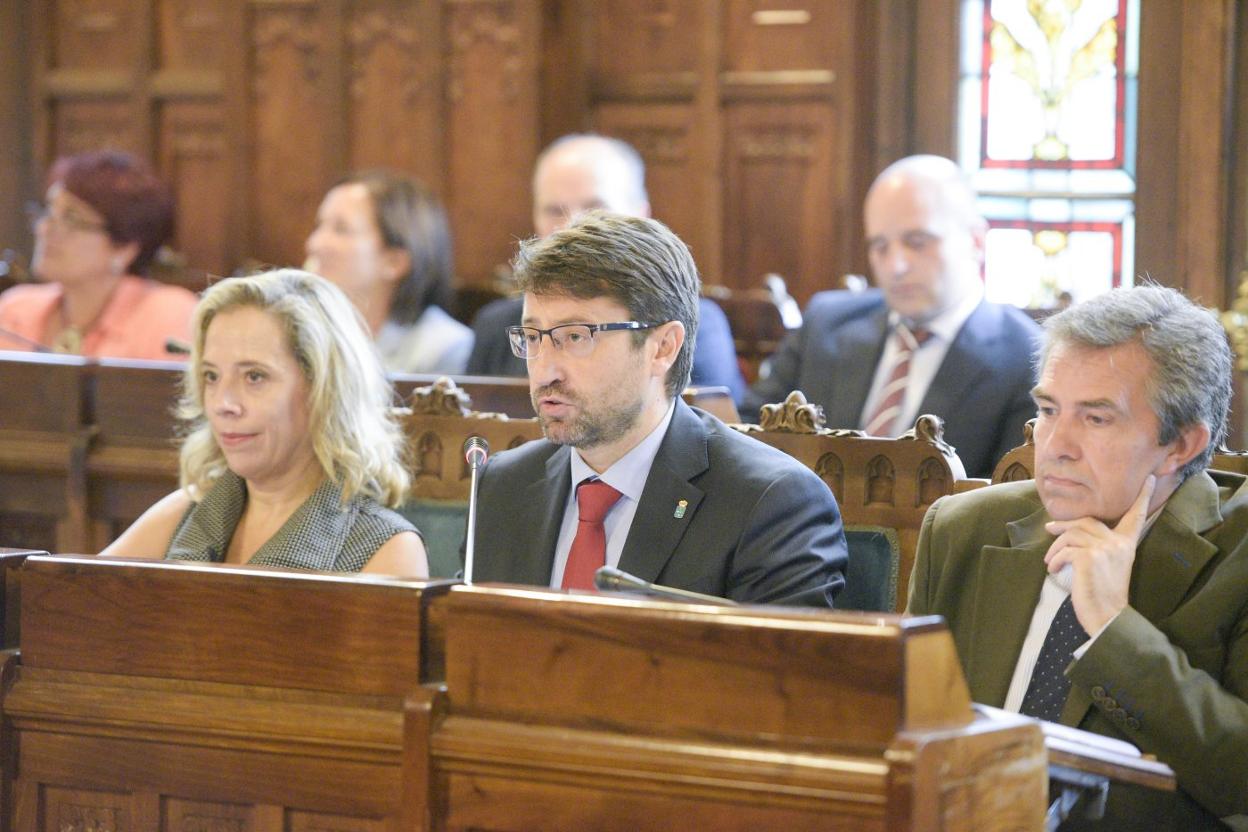 Enrique Fernández junto a la directora general de Minería, Energía y Reactivación, Belarmina Díaz. 