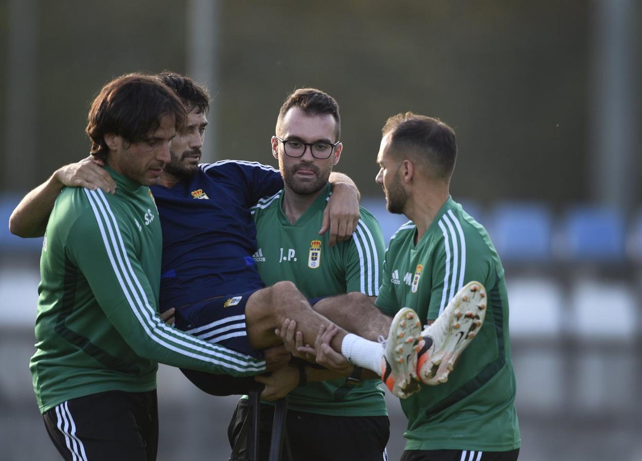 Arribas es retirado del entrenamiento tras lesionarse en un tobillo. 