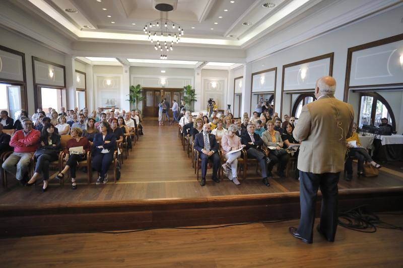 Serenos Gijón celebró su 20 aniversario en el Club de Regatas homenajeando a todos los concejales de empleo del Ayuntamiento y a los tres primeros serenos.