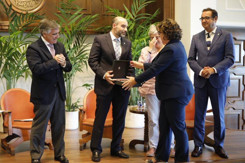 Serenos Gijón celebró su 20 aniversario en el Club de Regatas homenajeando a todos los concejales de empleo del Ayuntamiento y a los tres primeros serenos.