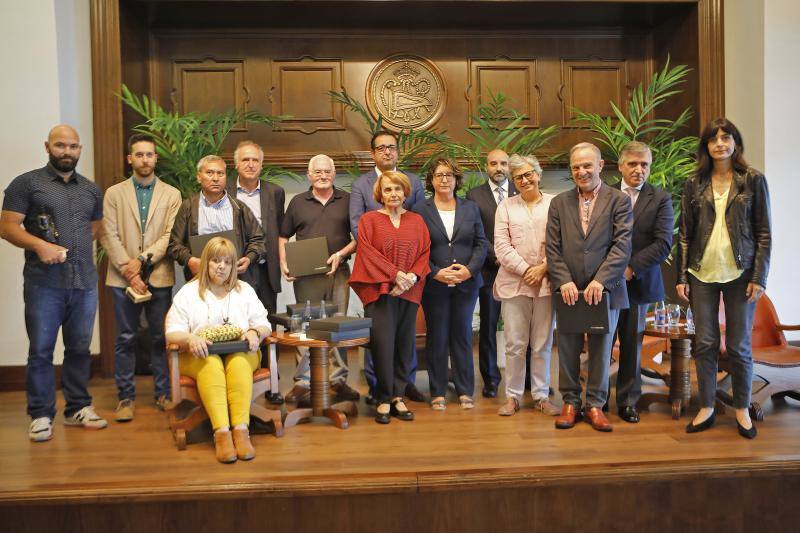 Serenos Gijón celebró su 20 aniversario en el Club de Regatas homenajeando a todos los concejales de empleo del Ayuntamiento y a los tres primeros serenos.
