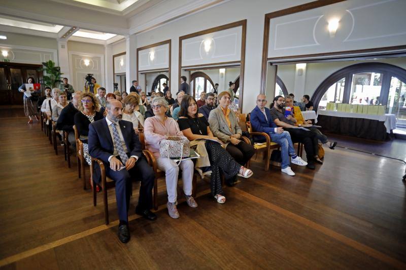 Serenos Gijón celebró su 20 aniversario en el Club de Regatas homenajeando a todos los concejales de empleo del Ayuntamiento y a los tres primeros serenos.