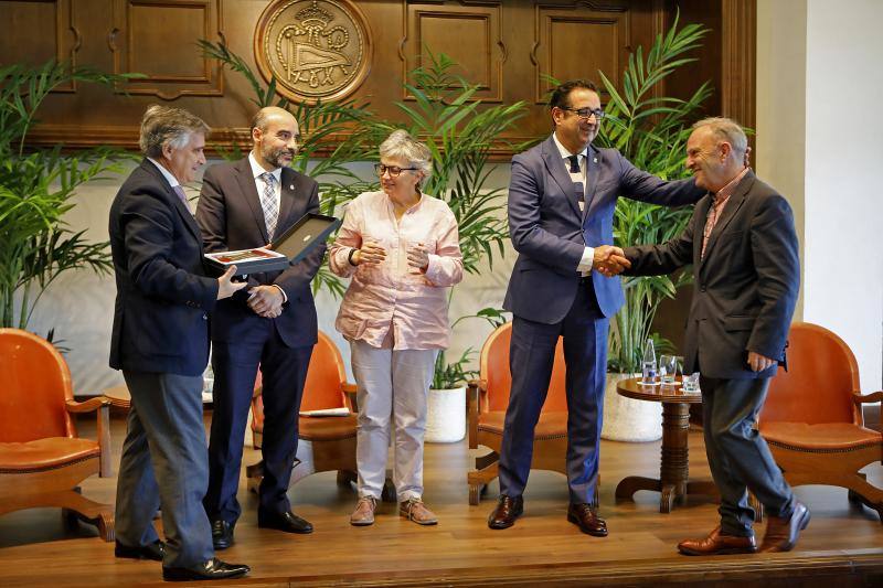 Serenos Gijón celebró su 20 aniversario en el Club de Regatas homenajeando a todos los concejales de empleo del Ayuntamiento y a los tres primeros serenos.