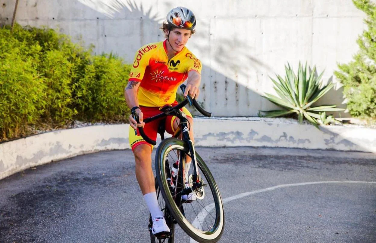 El ciclista gijonés Iván Cortina, con el maillot de la Selección Española, en Alicante. 