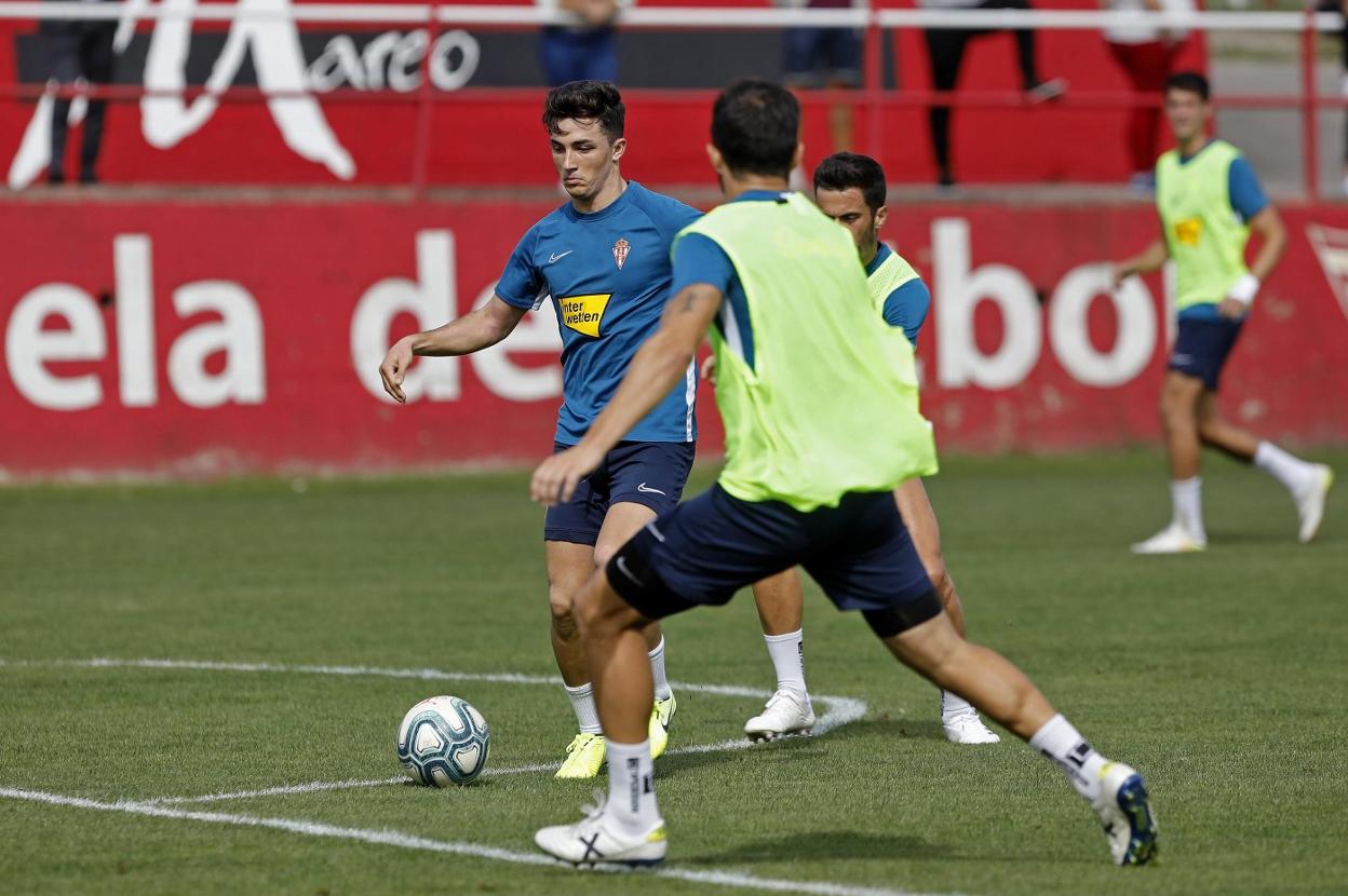 Manu García controla el balón entre Hernán y Molinero. 