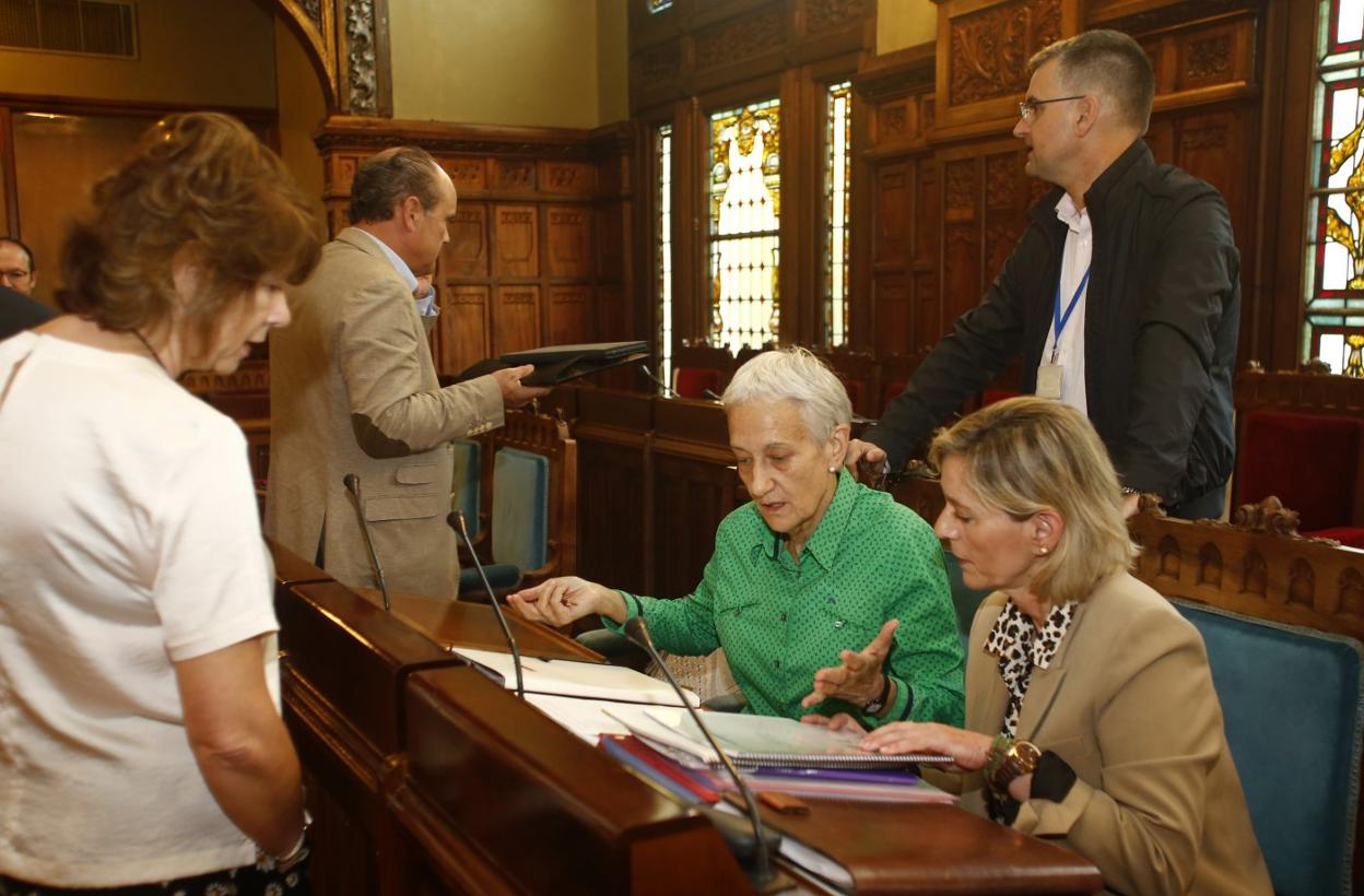 La consejera Carmen Suárez interviene en la comisión parlamentaria de Educación. 