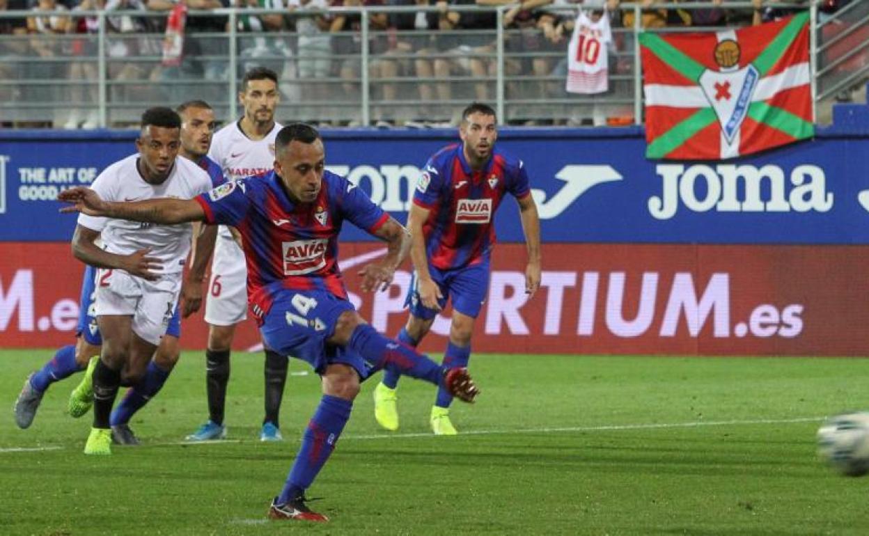 Orellana marca de penalti el primer gol del Eibar. 