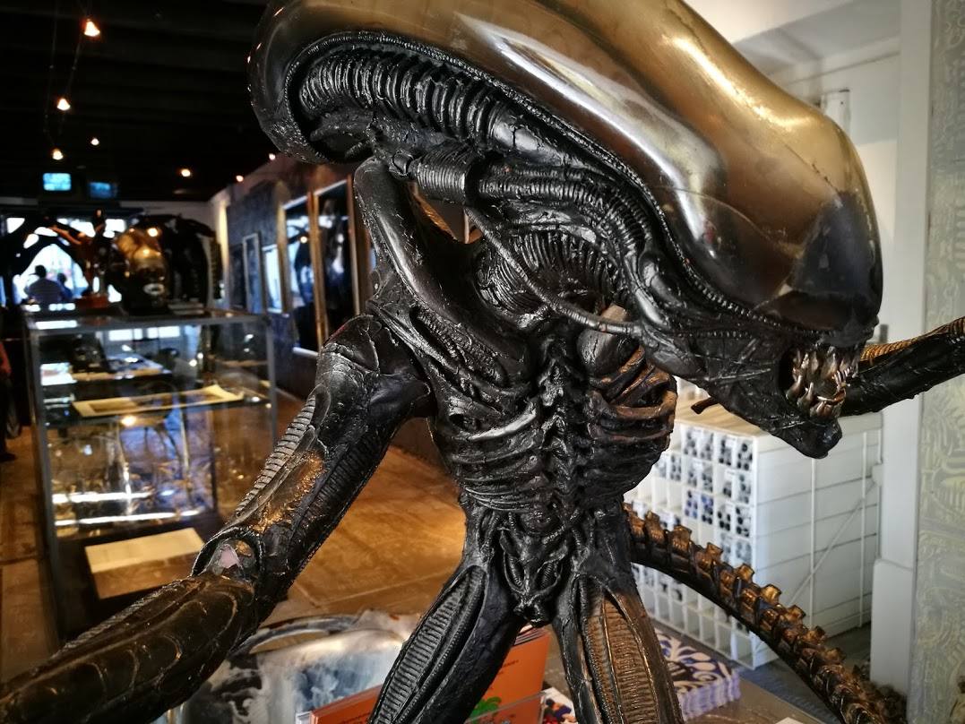 Dirigida por Ridley Scott y estrenada en 1979, Alien, el octavo pasajero se ha convertido, 40 años después en un clásico del cine de terror. La Biblioteca del Congreso de Estados Unidos la incluyó en el Registro Nacional de Cine en 2002 para su preservación histórica y el American Film Institute la eligió como la séptima mejor película en el género de la ciencia ficción.