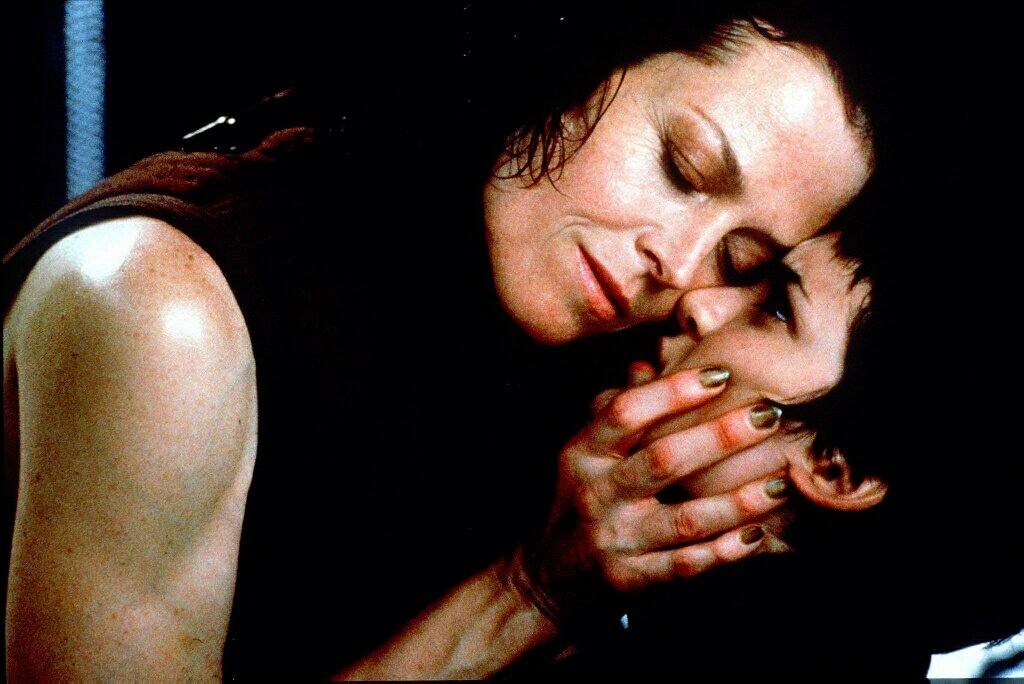 Dirigida por Ridley Scott y estrenada en 1979, Alien, el octavo pasajero se ha convertido, 40 años después en un clásico del cine de terror. La Biblioteca del Congreso de Estados Unidos la incluyó en el Registro Nacional de Cine en 2002 para su preservación histórica y el American Film Institute la eligió como la séptima mejor película en el género de la ciencia ficción.