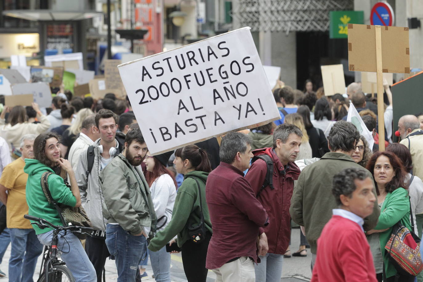 Centenares de personas se han concentrado en Oviedo para reclamar «medidas efectivas» contra el cambio climático en una jornada de protestas que se han desarrollado por todo el mundo.