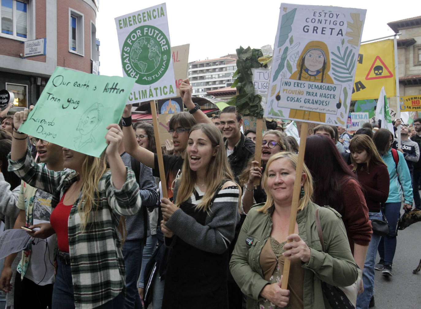 Centenares de personas se han concentrado en Oviedo para reclamar «medidas efectivas» contra el cambio climático en una jornada de protestas que se han desarrollado por todo el mundo.